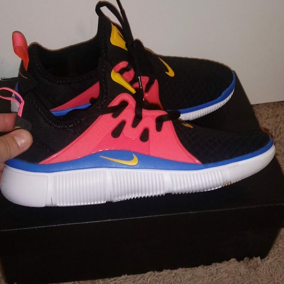 Nike - Picture 3 of 5